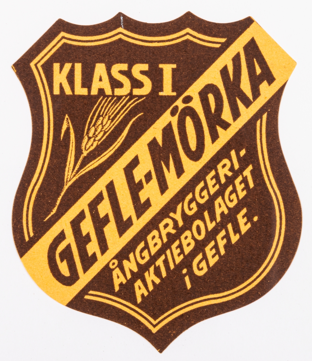 Etiketter. Sköldformade. Gult, brunt. "KLASS I GEFLE-MÖRKA ÅNGBRYGGERIBOLAGET I GEFLE".