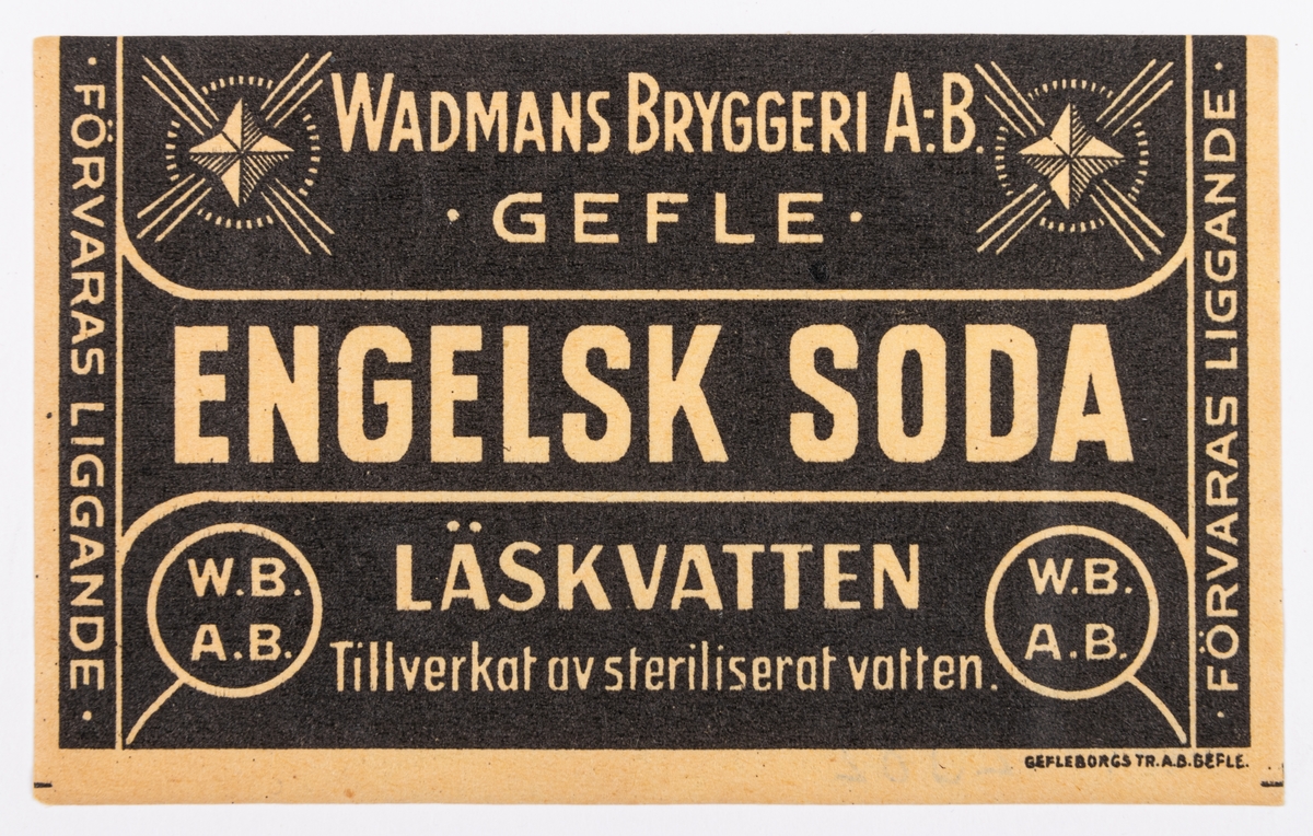 Engelsk soda, läskvatten, Wadmans bryggeri AB.
Tillverkat av steriliserat vatten.

Klistrad baksida.