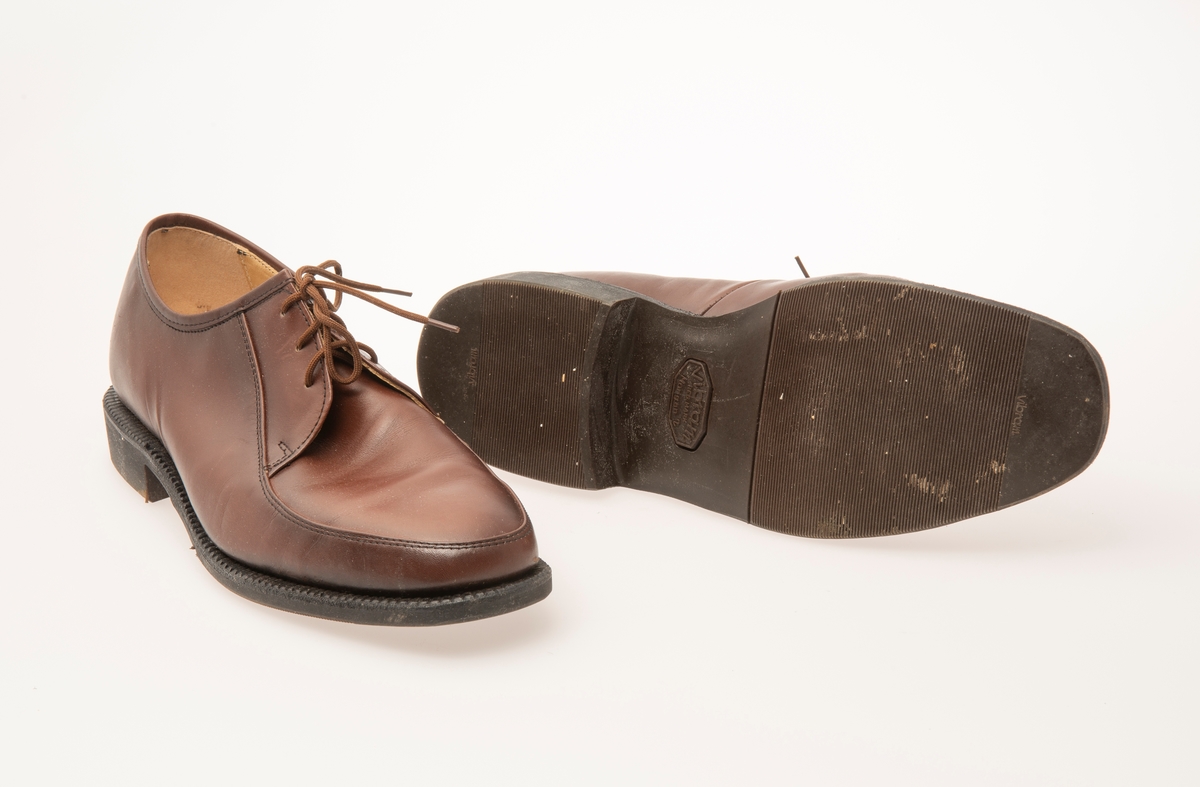 Windsor herresko, skinn, overlær og mellomsåle. Gummi yttersåle. Snøring, størrelse 6,5./39.5.