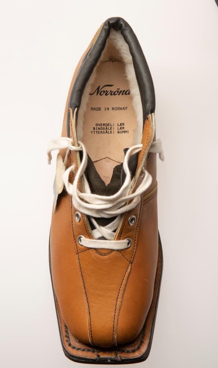 Skisko/Beksøm, lys brune med sort ankelstøtte. Sort gummisåle. Hvite skolisser. Hull til rottefellebindinger. Størrelse 41.