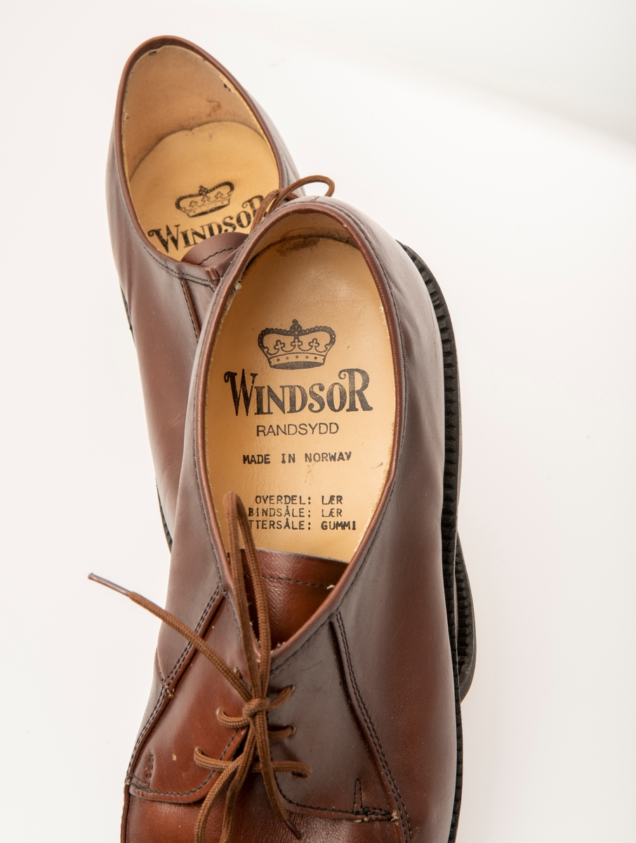 Windsor herresko, skinn, overlær og mellomsåle. Gummi yttersåle. Snøring, størrelse 6,5./39.5.