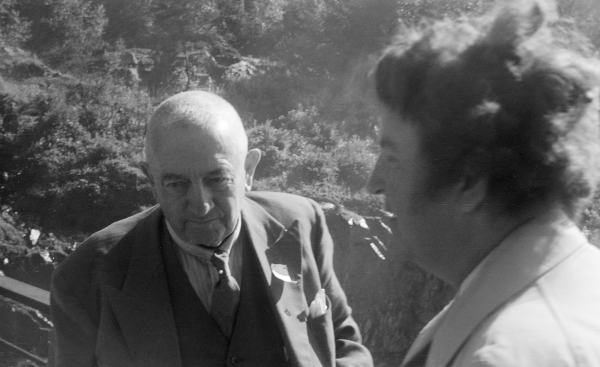 Fra Norsk Fløtingsforbunds befaring i Skiensvassdraget i slutten av august 1952. Til venstre i bildet ser vi Odd Daae, på det tidspunktet fløtingsinspektør i Glommavassdraget, seienere fløtingsdirektør i Drammensvassdraget. Her er han avbildet i samtale med Ingrid Froste-Ohlsson, som antakelig var med på ekskursjonen fordi hun var gift med fløtingssjefen i den svenske Dalälven, O. Dan Olsson.