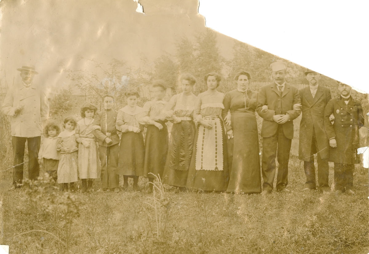 Portrett av Rostinfamilien.
Trolig (fra venstre) onkel Heliodor, Nikolaj, Serafima, Victoria, Ignazy, Julia, Elisabeth, Valentine, Florentine, Sophia, Michail og to ukjente.