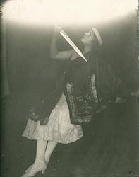 En ung Victoria Rostin poserer som rollefigur.