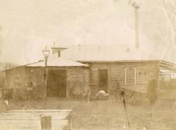 Michail Rostin (ytterst til høyre) sammen med arbeidere fora