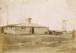 Michail Rostin (ytterst til høyre) sammen med arbeidere fora