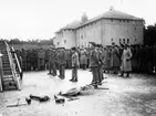 Brandövning på kaserngården, 1920-talet

De tre officerarna till höger är från höger kapten Schyberg, Åke Svinhufvud och Sundström. Mellan de främre soldaterna, rakt under skorstenen, står sergeant Trybom och t. v. om de främre soldaterna, med händerna på magen, står Pehr-Erik Malmström.
I bakgrunden ser vi kasern 2. Här verkade 7. och 8. kompanierna vid II Bataljon.

PS: Brandstegen ser likadan ut som den vi övade med på 1970-talet. Samma? //P-O Rosén