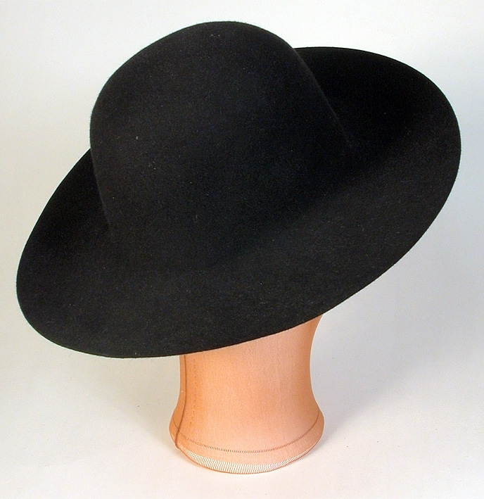 Helt omonterade, rund kulle och stora vida brätten.