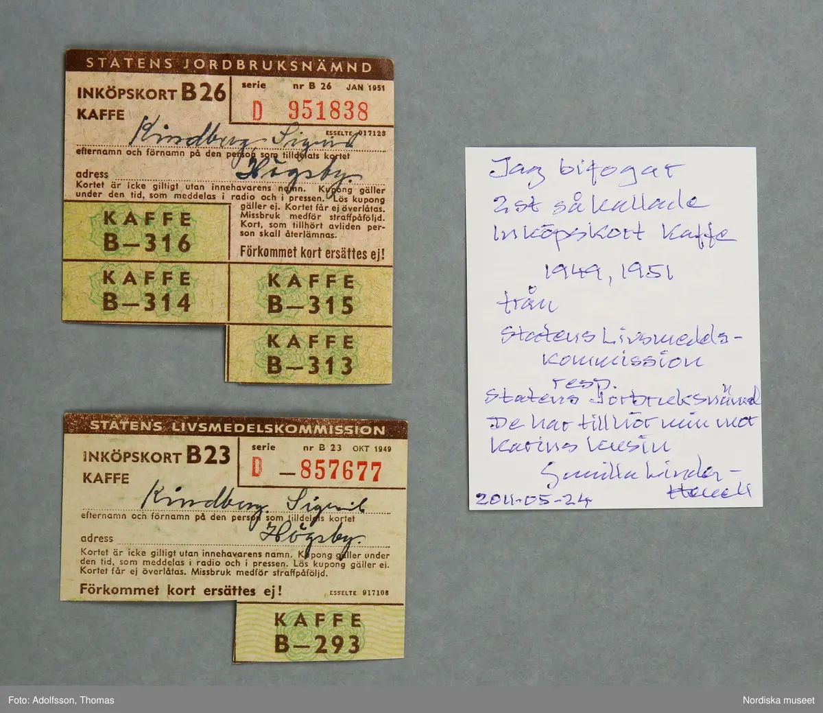 a) Plånbok av papp med spiralrygg av metall, för förvaring av ransoneringskort. I plånboken ligger b:1-51) 51 kort eller delar av ransoneringkort, c:1-7) 7 mindre fragment/rutor av ransoneringskort samt d:1-2) personkort och e) bilaga till personkort.
Givaren har bifogat f:1-9) kortare beskrivning av de respektive korten. Beskrivningarna förvaras i plånboken.
/Cecilia Hammarsten-Larsson 2019