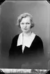 Ateljéporträtt - Sally Lövgren från Sandika, Harg socken, Uppland 1926