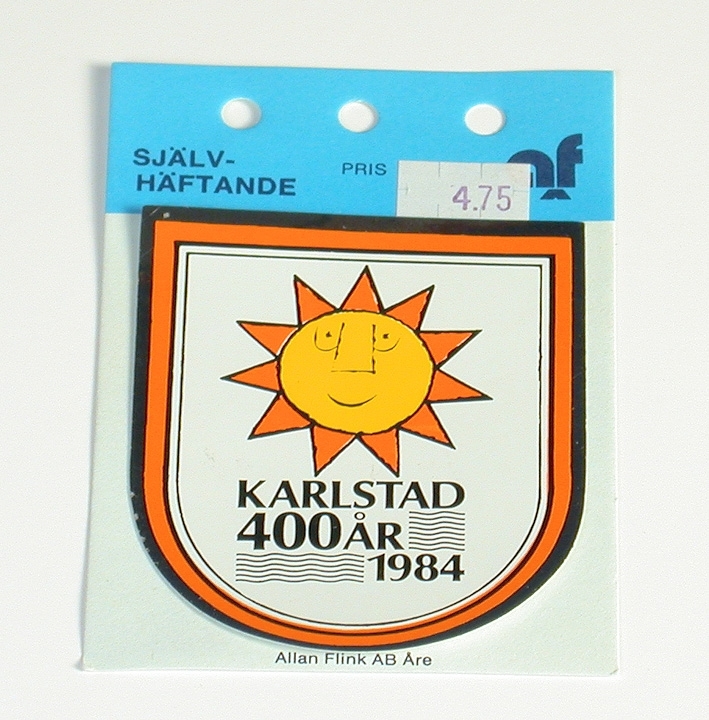 Dekal med texten "Karlstad 400 år 1984" samt Lasse Sandbergs sol.