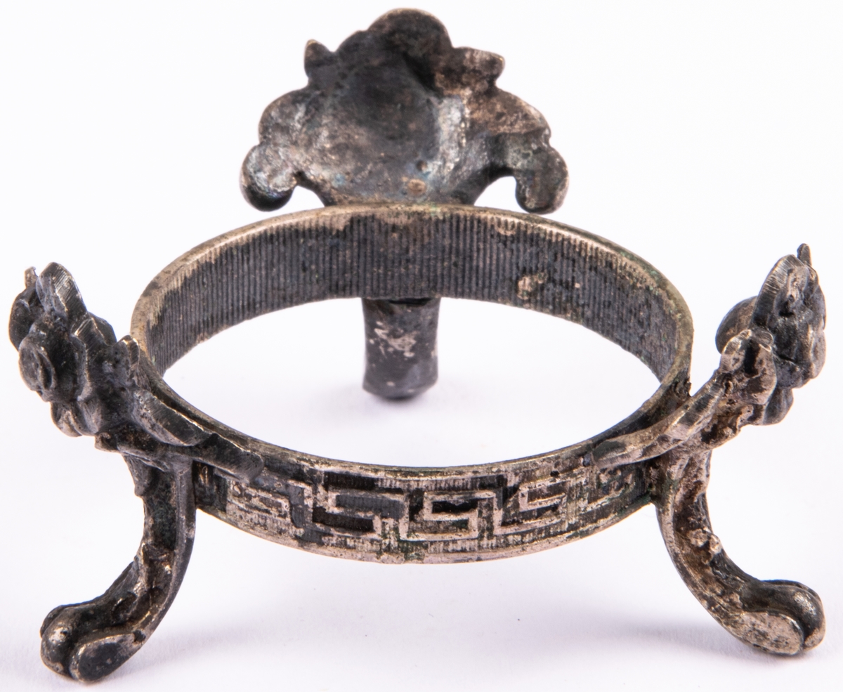 Fot, till saltkar eller dylikt. Rund ring på tre ben.