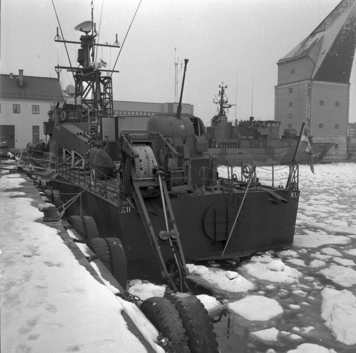Kustkorvetten Stockholm vid kaj inne på Karlskrona Örlogshamn.
\\\\anm. neg är det enda av två som scannats neg nr \\V 100171/gp