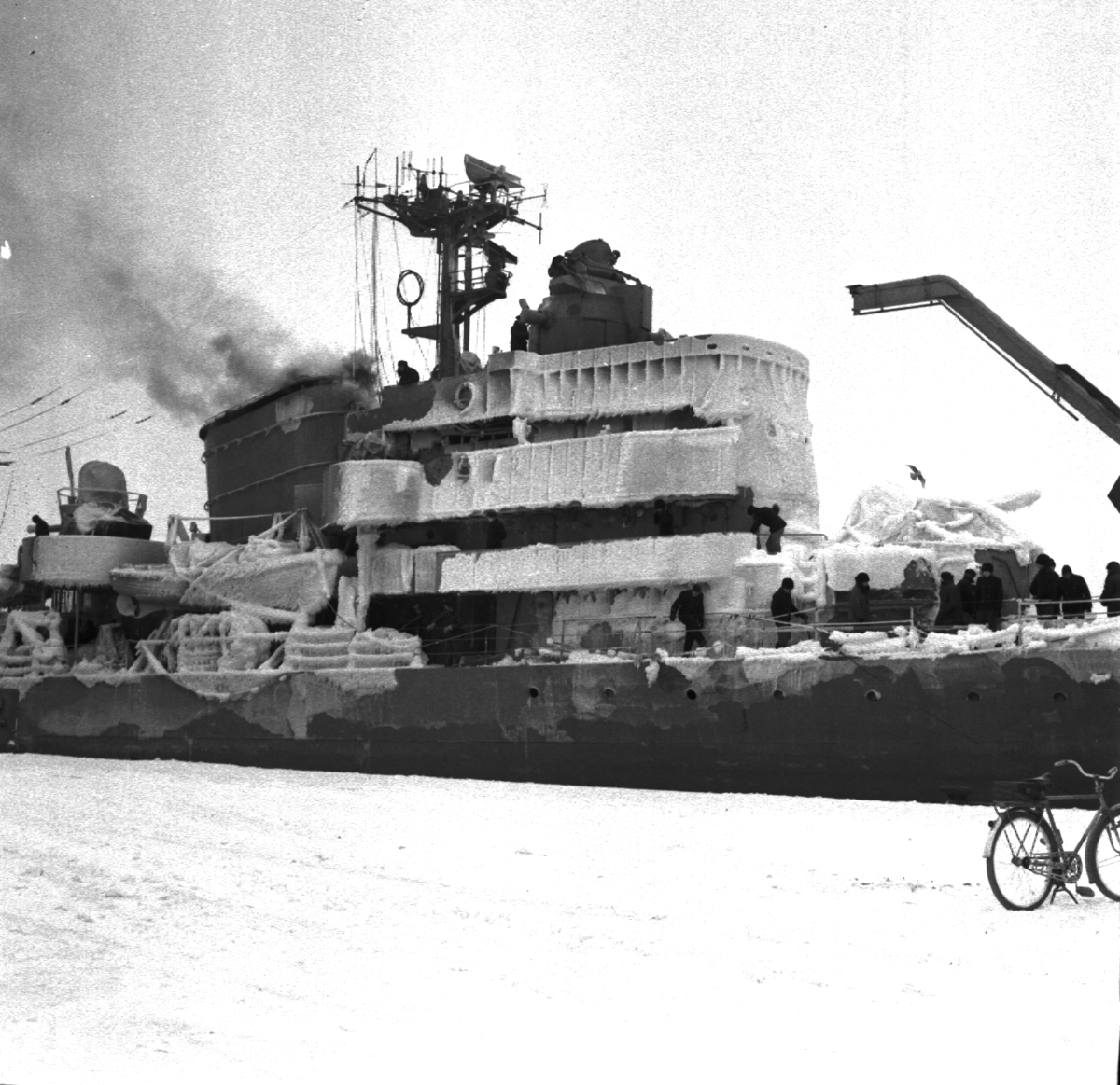 Varvet runt - en bildutställning.
Någon gång tog vintern ett hårt grepp om fartyg och varv. Vintern 1956 kom jagaren Uppland svårt nedisad till kaj.