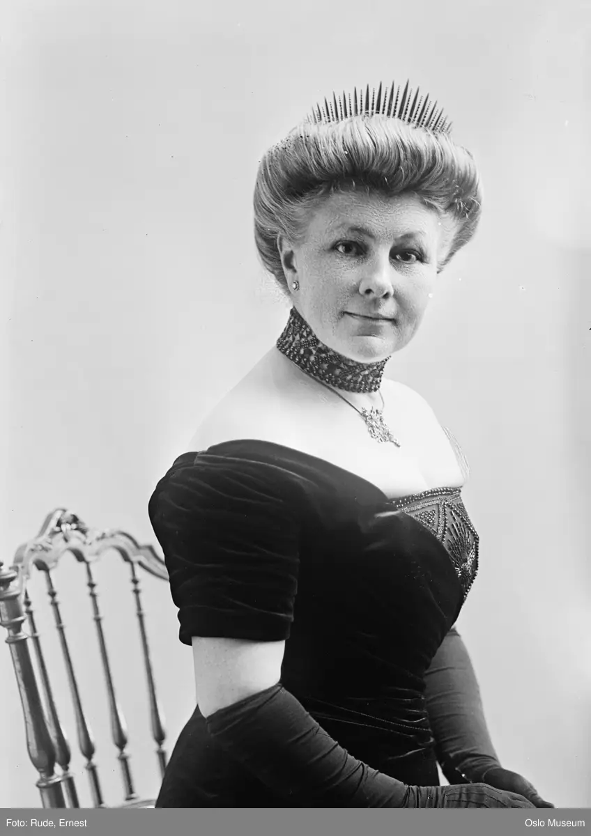 portrett, kvinne, sittende halvfigur, tiara