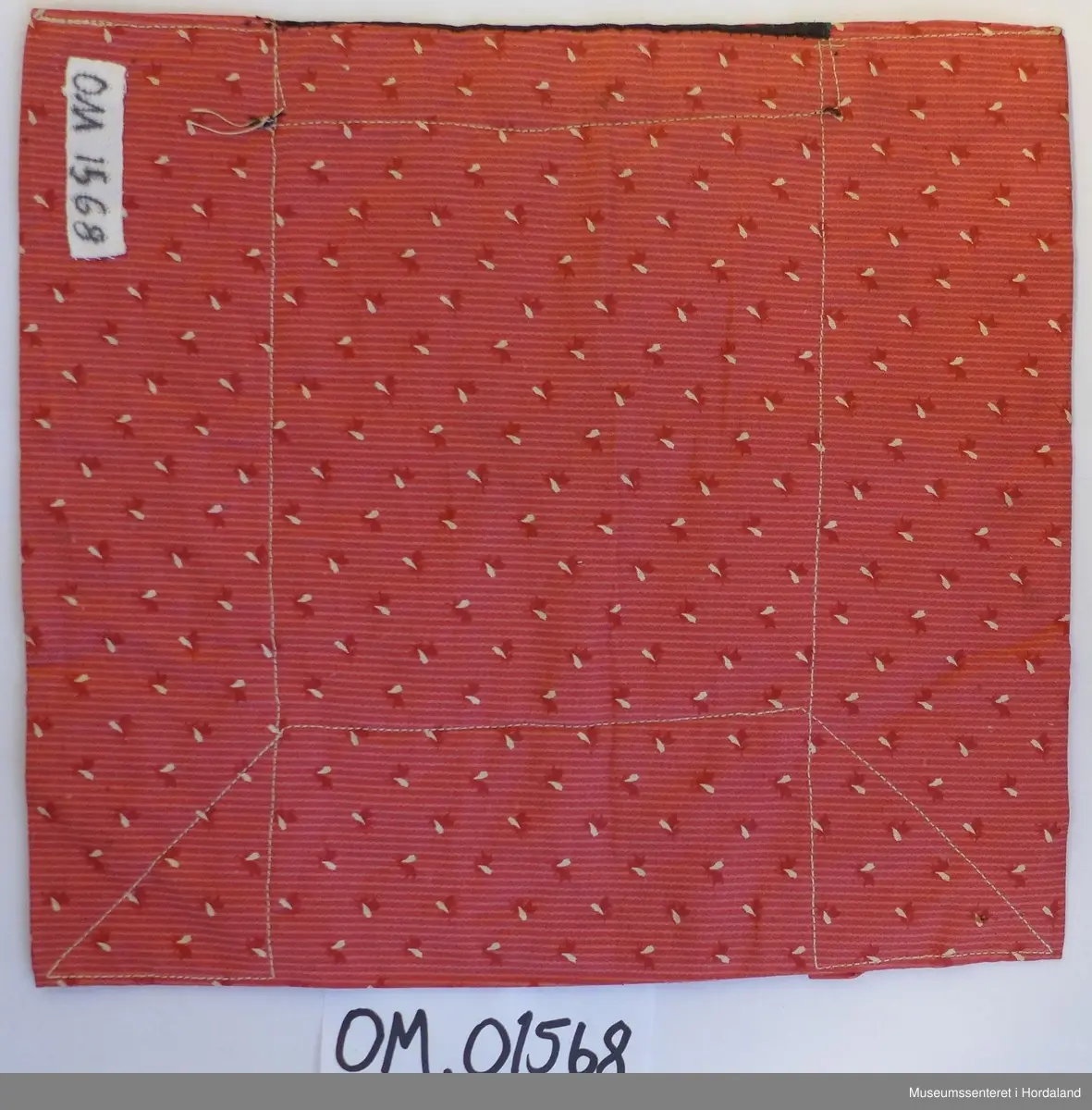 Kross-sting, svarte, med mønster i grønt