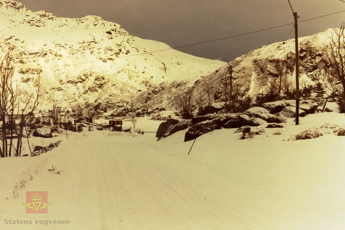 Fv. 815 Smorten-Leknes. 
Bilde 2) Valberg kirke helt til høyre på bildet, mot Rolvsfjord.