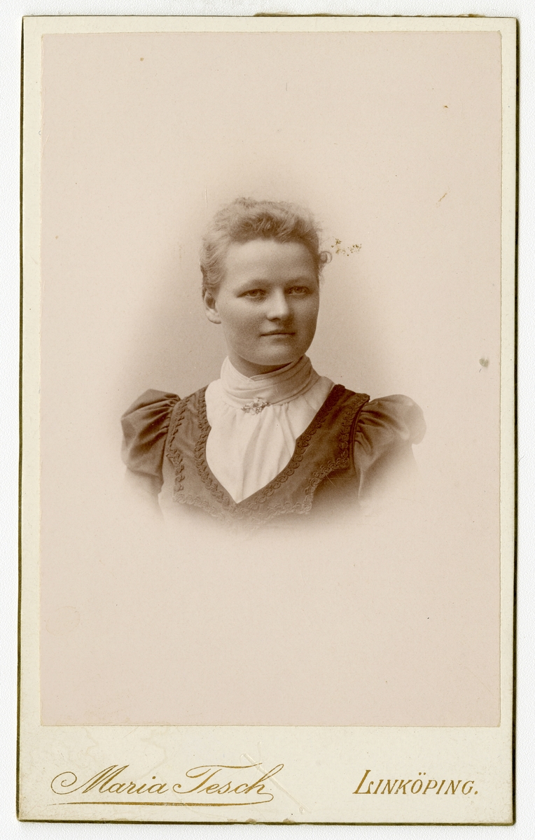 Porträtt av Hilma Schwartz, gift Nilsson.

Se även bild AMA.0001788.