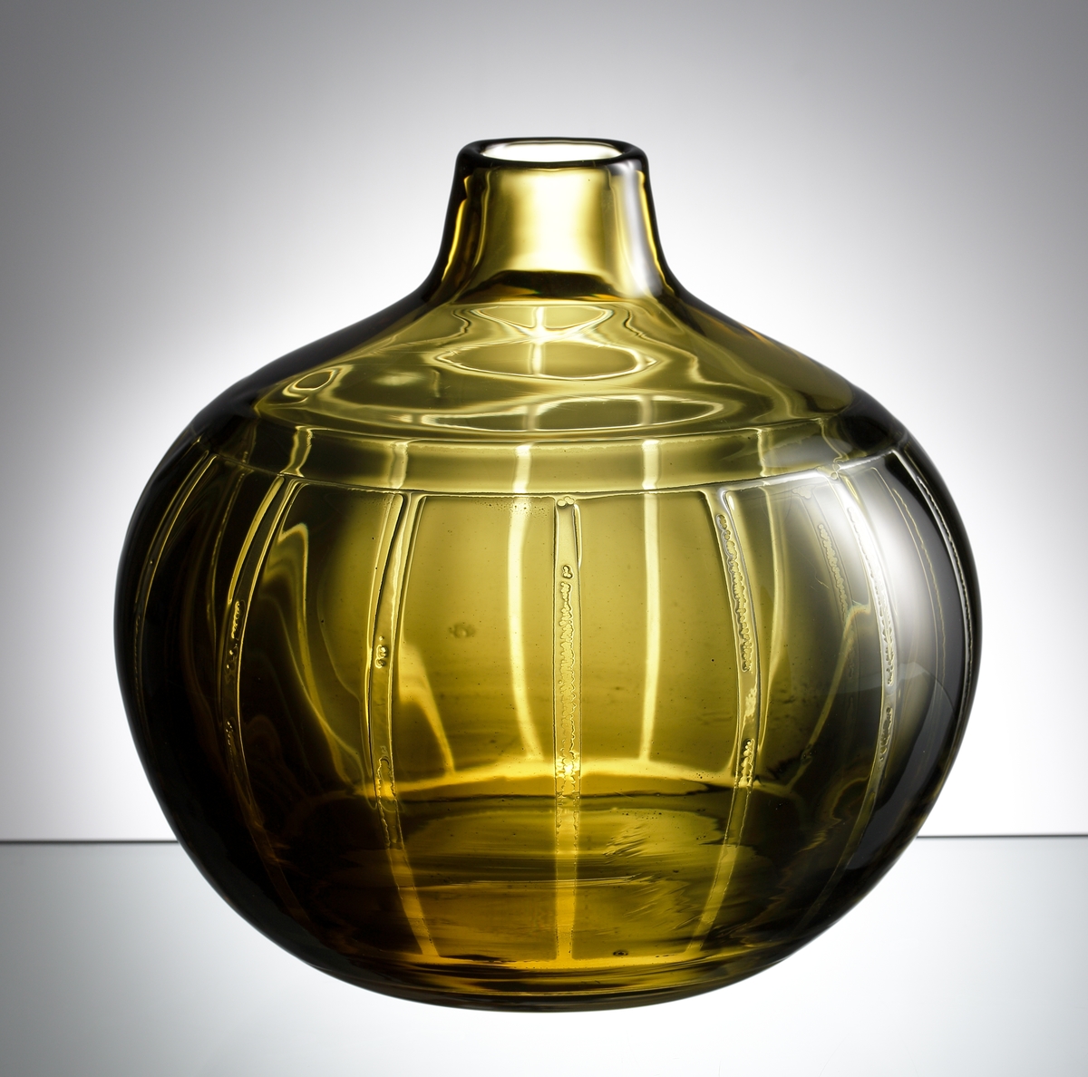 Design: Sven Palmqvist. Stor bukig ravenna-vas "Rand" i olika nyanser av grönt. Mönster bestående av stående ränder runt om. Konstnär Sven Palmqvist.