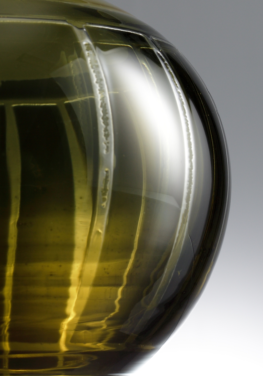 Design: Sven Palmqvist. Stor bukig ravenna-vas "Rand" i olika nyanser av grönt. Mönster bestående av stående ränder runt om. Konstnär Sven Palmqvist.