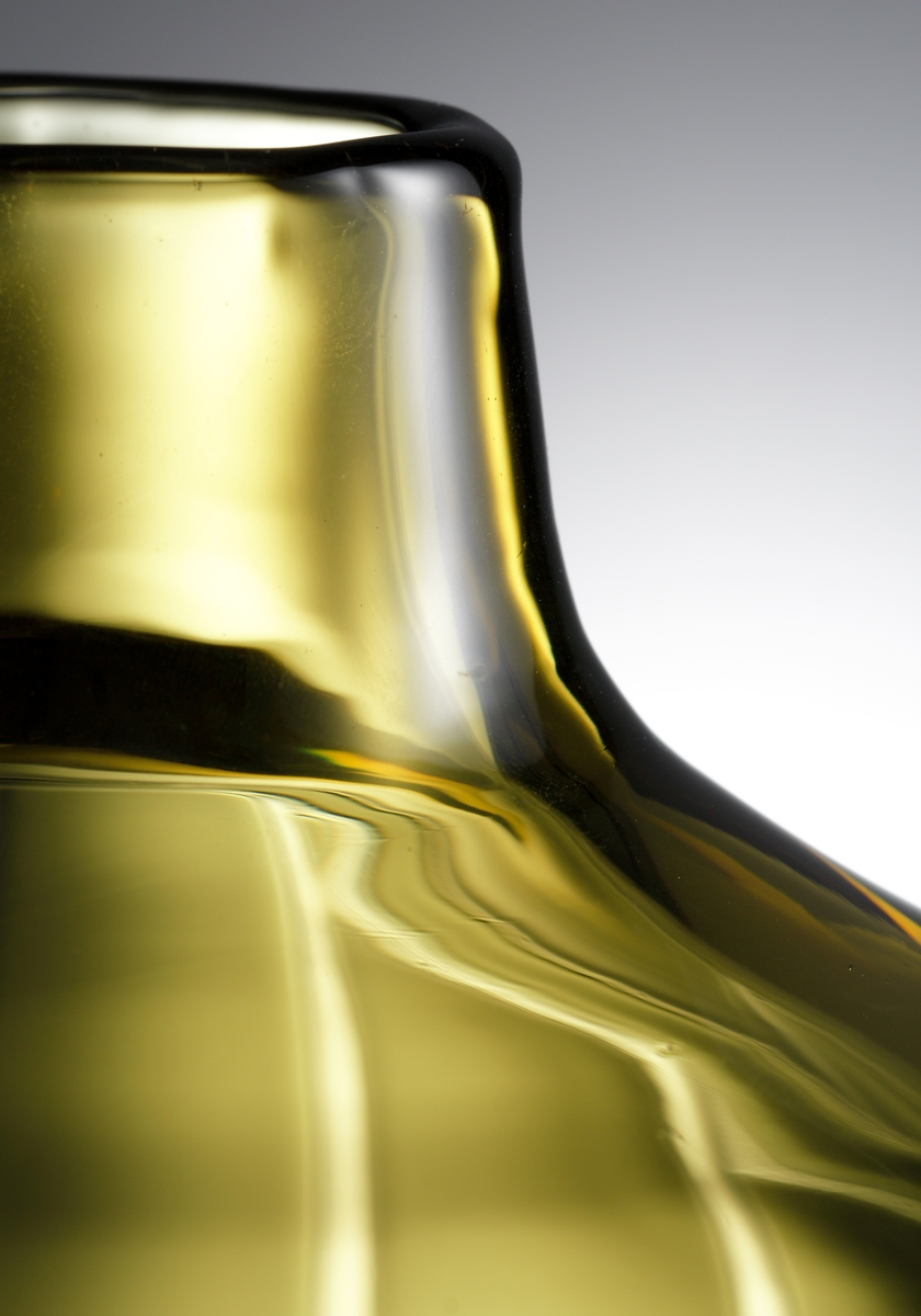 Design: Sven Palmqvist. Stor bukig ravenna-vas "Rand" i olika nyanser av grönt. Mönster bestående av stående ränder runt om. Konstnär Sven Palmqvist.