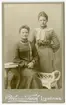 Porträtt av Hilma Josefina (vänster) Svhwartz och okänd kvinna.