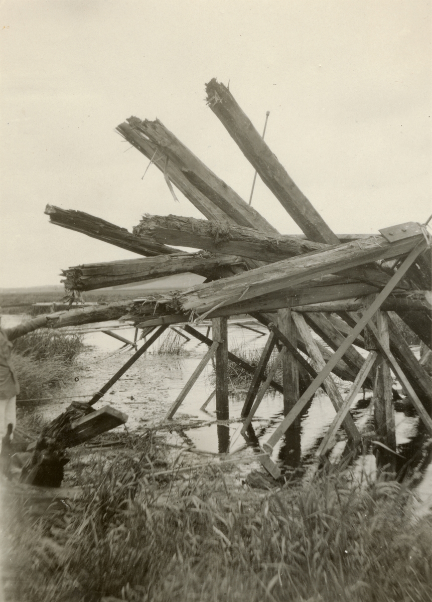 Text i fotoalbum: "Brobygget vid Gripenberg. Gamla bron sprängdes bort".