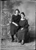 Erika Sundberg och Margit Zeidlitz från Östhammar, Uppland 1923
