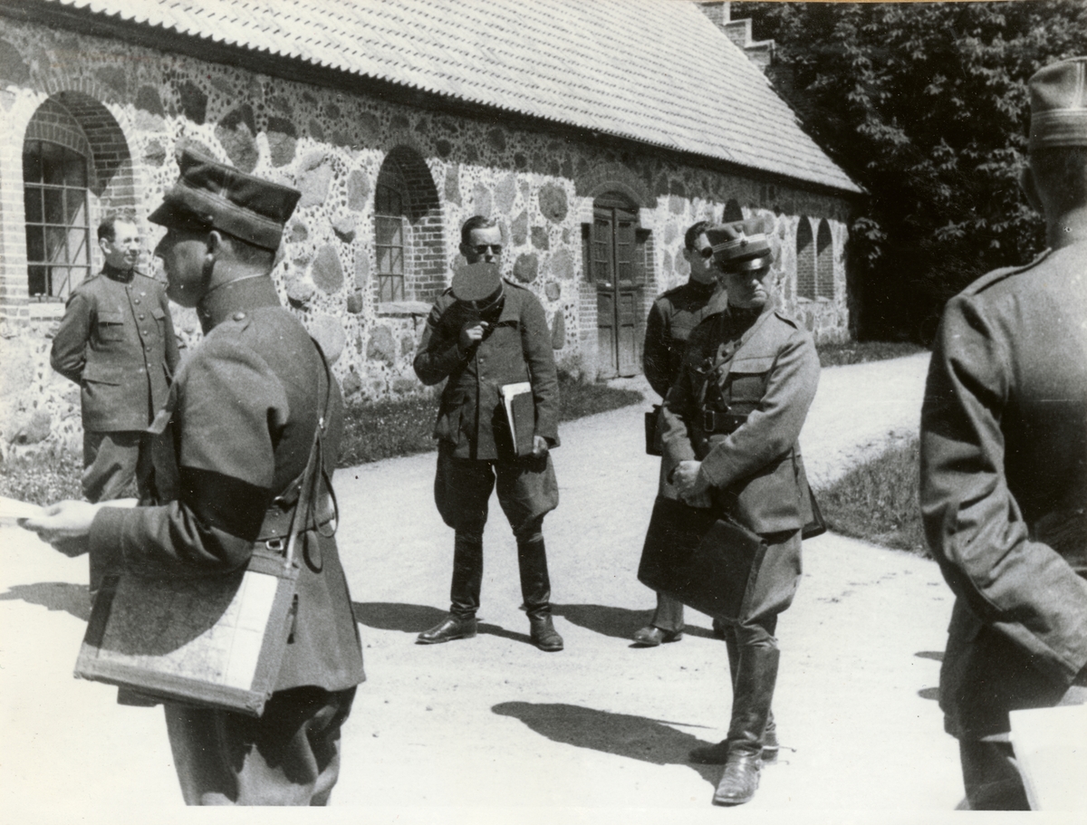 Text i fotoalbum: "1936 juni. Intendentur-fältövningen i Röstånga.  Genomgång av övningen. Kritik".