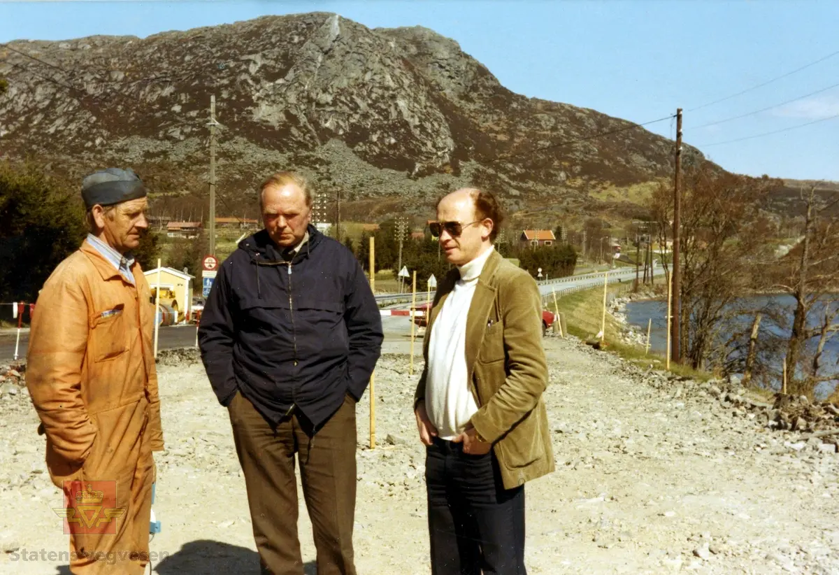 Befaring på veganlegget Europaveg 76 Frakkagjerd - Aksdal i Tysvær i 1978. 
Sverre Helland, Jens Motland og Halvor Folgerø diskuterer.