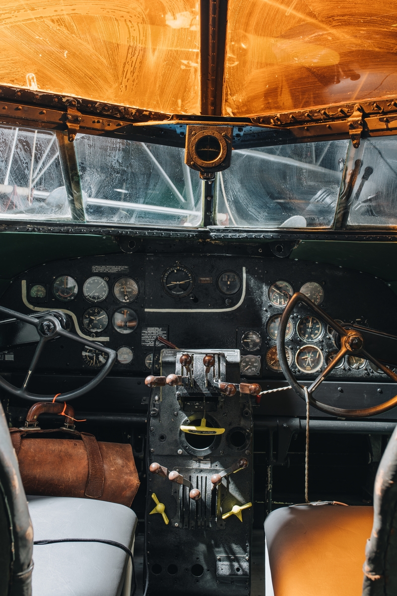 Flygplan av modellen Lockheed 12 Electra Junior. Propellerflygplan med metallren flygkropp och vingar, blå och gul dekor samt text: ”Airtaco AB”. Vänster vinge monterad, höger vinge ej monterad. Motorkåporna är till stor del ej original utan gjutna i plast. De passagerarstolar som är monterade är ej original, utan kommer från ett flygplan av typ DH 89 Dragon Rapide.