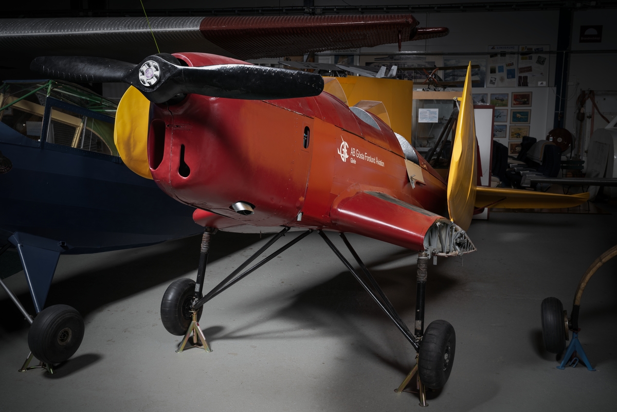 Flygplan av modell Klemm Kl 35. Enmotorigt, lågvingat och tvåsitsigt monoplan med fast landställ. Flygkroppen består av en stålrörsstomme klädd med rödmålad duk och i mindre utsträckning aluminiumplåtar. Vingarna är tillverkade av trä och är likaledes dukklädda. De yttre vingarna är demonterbara och går att fästa längsmed flygkroppen för vägtransport och förrådsställning.