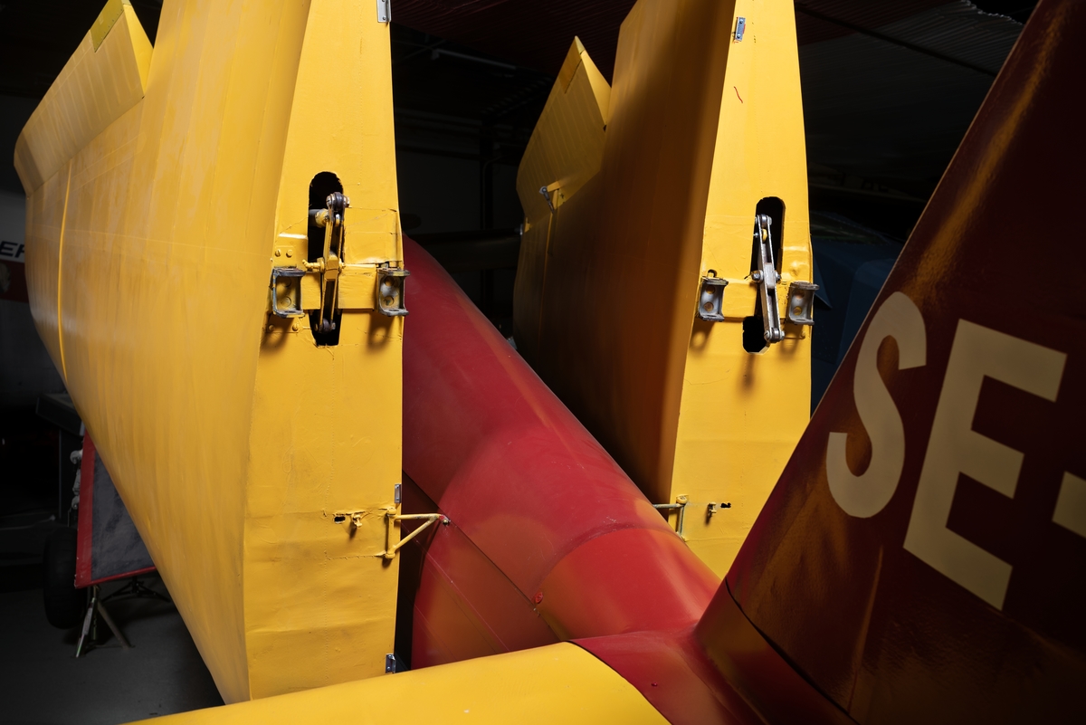 Flygplan av modell Klemm Kl 35. Enmotorigt, lågvingat och tvåsitsigt monoplan med fast landställ. Flygkroppen består av en stålrörsstomme klädd med rödmålad duk och i mindre utsträckning aluminiumplåtar. Vingarna är tillverkade av trä och är likaledes dukklädda. De yttre vingarna är demonterbara och går att fästa längsmed flygkroppen för vägtransport och förrådsställning.