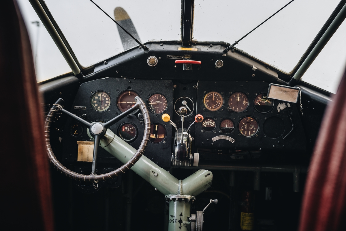 Flygplan av modell Noorduyn Norseman. Enmotorigt, högvingat propellerflygplan med fast landställ. Kan utrustas med hjul, skidor eller flottörer. Plats för två piloter side-by-side, och sex stolar i en täckt kabin. Flygkroppen utgörs av en svetsad stålrörsstomme och vingar av trä. Både flygkropp och vingar är dukklädda. Flygplanet är delvis demonterat. Vitmålat med röd dekor: "Norrlandsflyg".