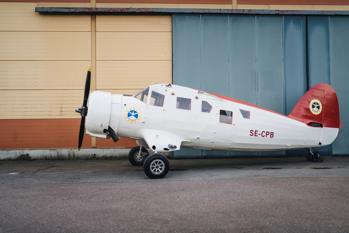 Flygplan av modell Noorduyn Norseman. Enmotorigt, högvingat propellerflygplan med fast landställ. Kan utrustas med hjul, skidor eller flottörer. Plats för två piloter side-by-side, och sex stolar i en täckt kabin. Flygkroppen utgörs av en svetsad stålrörsstomme och vingar av trä. Både flygkropp och vingar är dukklädda. Flygplanet är delvis demonterat. Vitmålat med röd dekor: "Norrlandsflyg".