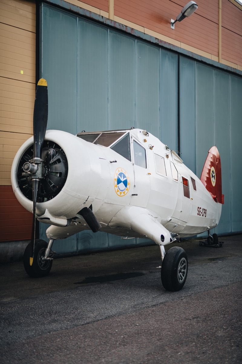 Flygplan av modell Noorduyn Norseman. Enmotorigt, högvingat propellerflygplan med fast landställ. Kan utrustas med hjul, skidor eller flottörer. Plats för två piloter side-by-side, och sex stolar i en täckt kabin. Flygkroppen utgörs av en svetsad stålrörsstomme och vingar av trä. Både flygkropp och vingar är dukklädda. Flygplanet är delvis demonterat. Vitmålat med röd dekor: "Norrlandsflyg".