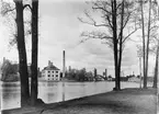 Forsbacka järnverk,
Vy över järnverket från sydväst,
Hyttan skymtar bakom träden, höger därom laboratorium,