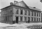 Dybeckska gården vid femte tvärgatan 13, Brynäs.
Första möteslokalen 1885-1988 för
Trä - brädgårds och järnarbetarnas fackförening
samt socialistklubben.