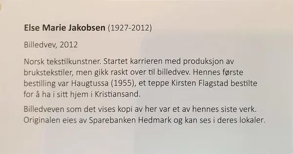 Plakett til bildevev. Kort informasjon om kunstner Ellen Marie Jacobsen