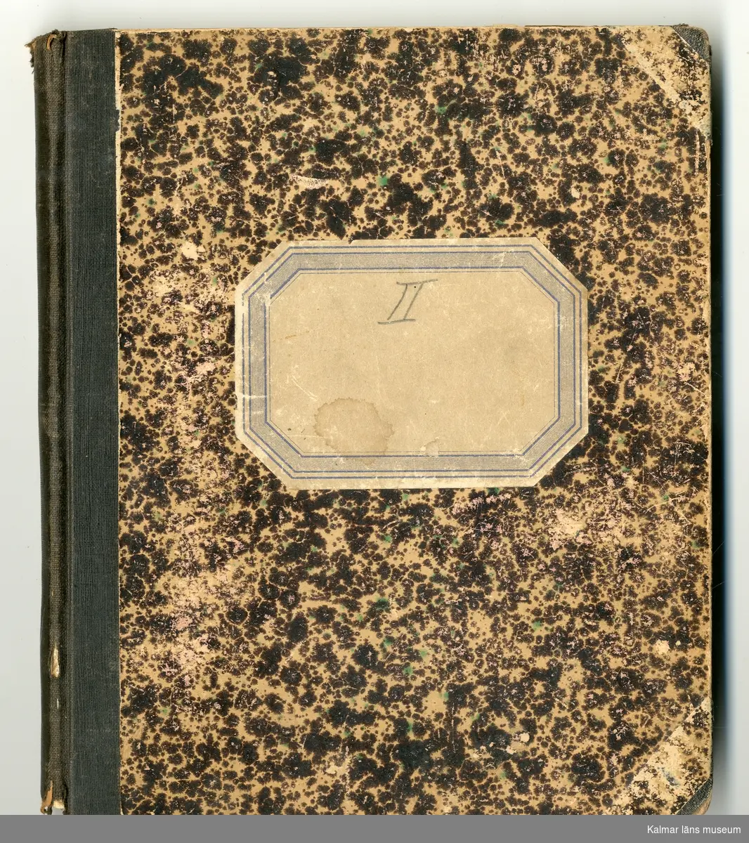 KLM 46431:2. Dagbok. Levnadsteckning. Del 2. Levnadsteckning skriven av garvaren Carl Gustaf Petersson. Nedteckningen började då familjen flyttade från Mönsterås till Eksjö 1884 och fortsatter fram till 1902. Berättelsen omfattar tiden från 1841 då han föddes i Köping, till 1902. Berättelse tar upp vardagliga händelser och bekymmer i en garvares tillvaro. Garveriyrket innebar för hans del att en stor del av tiden var han på resande fot till marknader mm. Han har under en längre tid ekonomiska bekymmer som ökar och blir ohållbart, vilket också leder till att han blir ställd inför rättslig prövning. Han blir dömd till fängelse i två månader för ekonomiska försummelser, fängelsetiden verkställs i Stockholm i fängelset på Långholmen. Även detta beskrivs mycket ingående i dagboken, han avtjänar sitt straff från onsdagen den 14 februari 1894 till lördagen den 14 april 1894.