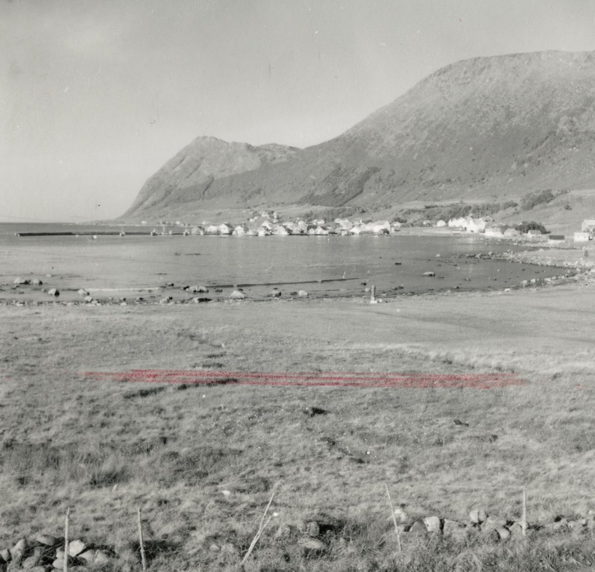 Prospektfotografi i serie fra sør-østsiden av Godøy ved havna. Her ligger Gøygarden, den gården som hadde det største fellestunet i Borgund og Giske.
