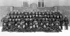 Gruppfoto på kaserngården

Stamskolorna 1925-26

Se numrering på bild 2:
7.  Evert Lund. Blev förvaltare vid I 13
8.  Ulf Larsson. Fanjunkare i I 10 reserv. Chaufför vid Arméstaben
18.  Furir Gustaf Eklöf. Fanjunkare vid Arméns underofficersskola -- AUS
19.  Furir Ivar Borg. Fanjunkare vid I 18
20.  Furir Ivar Michaelsson. Fanjunkare I 4
21.  Sergeant Nilsson
22.  Fänrik Per Kellin. General och Rikshemvärnschef
23.  Löjtnant Alrek Sundström
24.  Kapten Carl Ragnar Sterky. Kompanichef
25.  Löjtnant Malcolm Frithz
26.  Löjtnant Gösta Klettner
27.  Fanjunkare Carl Johan Falk. Löjtnants avsked
28.  Sergeant Knut Johansson. Förvaltare och kommunalpolitiker
29.  Sergeant Aldor Leijon. Fanjunkare på I 14
30.  Furir Axel Branting. Fanjunkare i I 10 reserv
31.  Indelt soldat Ekström. Dagkorpral
38.  Algot Öhlin. Telereparatör
41.  Volontär Jonsson. Fanjunkare i reserven
43.  Eric Nord. Förrådsförman
44.  Jonas Ensjö. Signalfurir. Polis i Eskilstuna
47.  