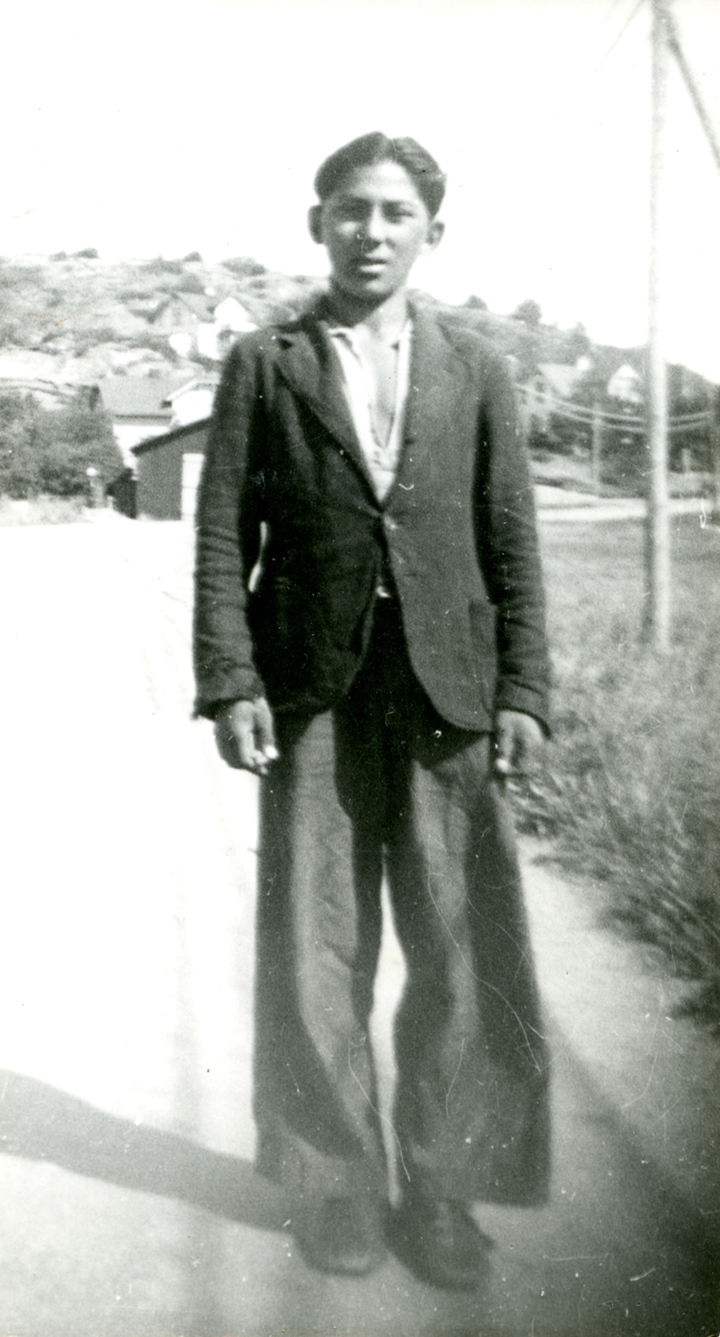 En pojke står vid en landsväg i Tingstad, Göteborg 1943. I Göteborg finns flera platser runt om i staden med koppling till svenskromsk 1900-talshistoria.