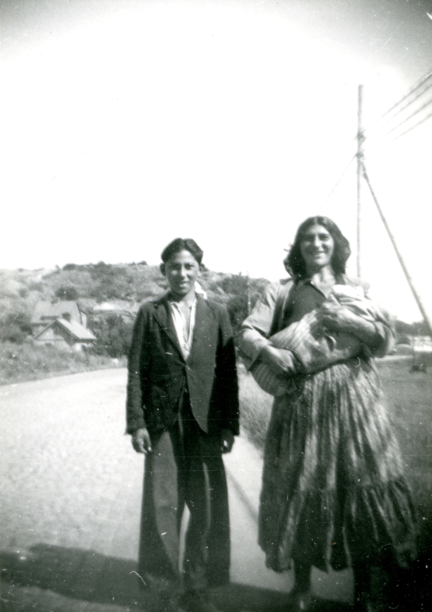 En kvinna och en ung pojke står vid en landsväg i Tingstad, Göteborg 1943.