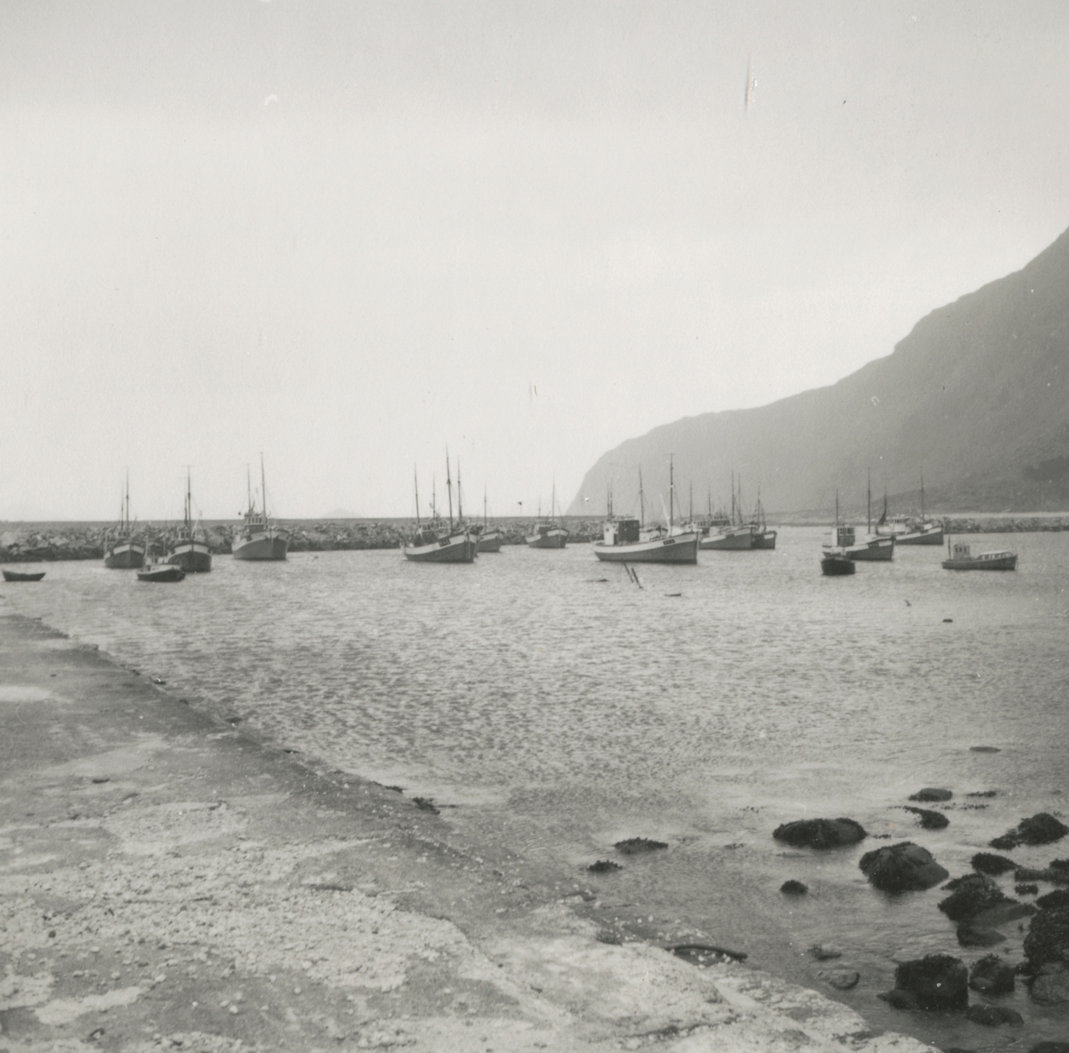 Oversiktsbilder av havneanlegget på Alnes, Godøy.(speilvendt)