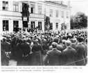 Silverbröllop för Gustaf och Anna Benedicks den 31 augusti 1896. De uppvakatas av bruksborna framför herrgården i Gysinge.