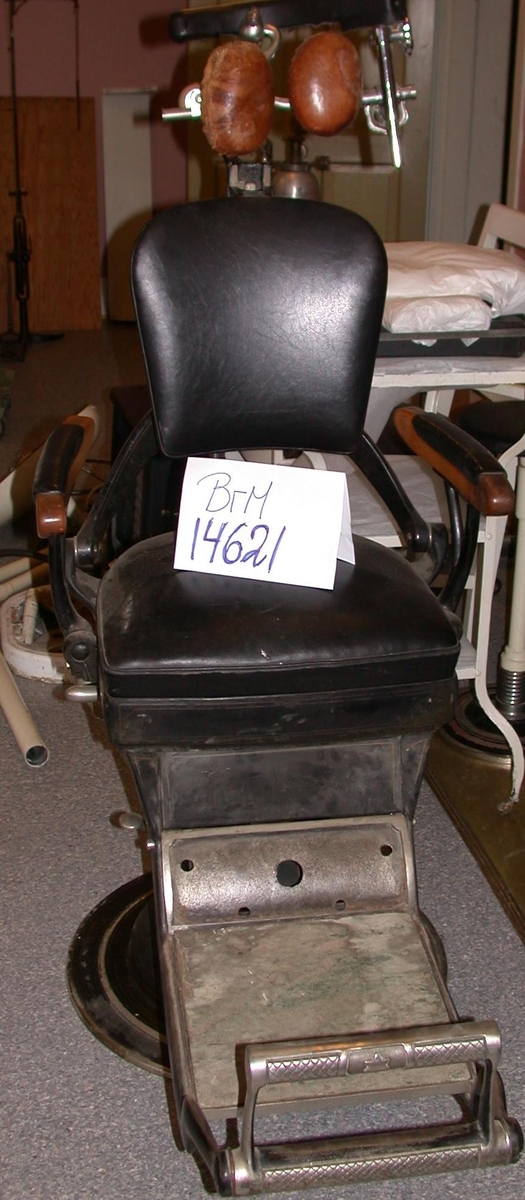 Stjerner og riller på fotplaten. Gullkanter rundt baksiden av stolen