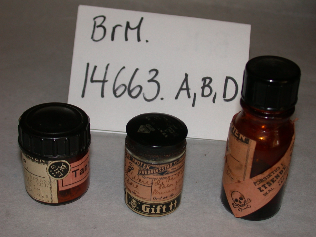 A-M: 13 stk. flasker og beholdere i glass inneholdende tannmiddel. Tannmiddel er et standard samlebegrep fra apoteket. 

A-I: inneholder innleggsmateriale til rotfyllinger
J-M: inneholder nellikolje (Eugenol). Det er dette som lager den velkjente "tannlegelukten". Denne brukes til blanding av midlertidig sement sammen med sinkoksyd. 
K = desinfeksjonsmiddel
L: sinkklorid til blanding av sement
M: til desinfeksjon (jod).