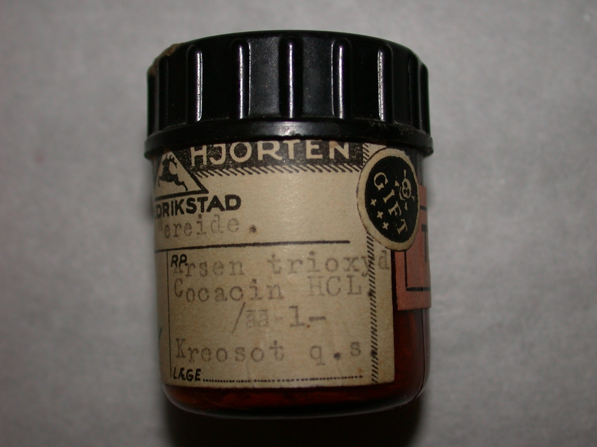 A-M: 13 stk. flasker og beholdere i glass inneholdende tannmiddel. Tannmiddel er et standard samlebegrep fra apoteket. 

A-I: inneholder innleggsmateriale til rotfyllinger
J-M: inneholder nellikolje (Eugenol). Det er dette som lager den velkjente "tannlegelukten". Denne brukes til blanding av midlertidig sement sammen med sinkoksyd. 
K = desinfeksjonsmiddel
L: sinkklorid til blanding av sement
M: til desinfeksjon (jod).