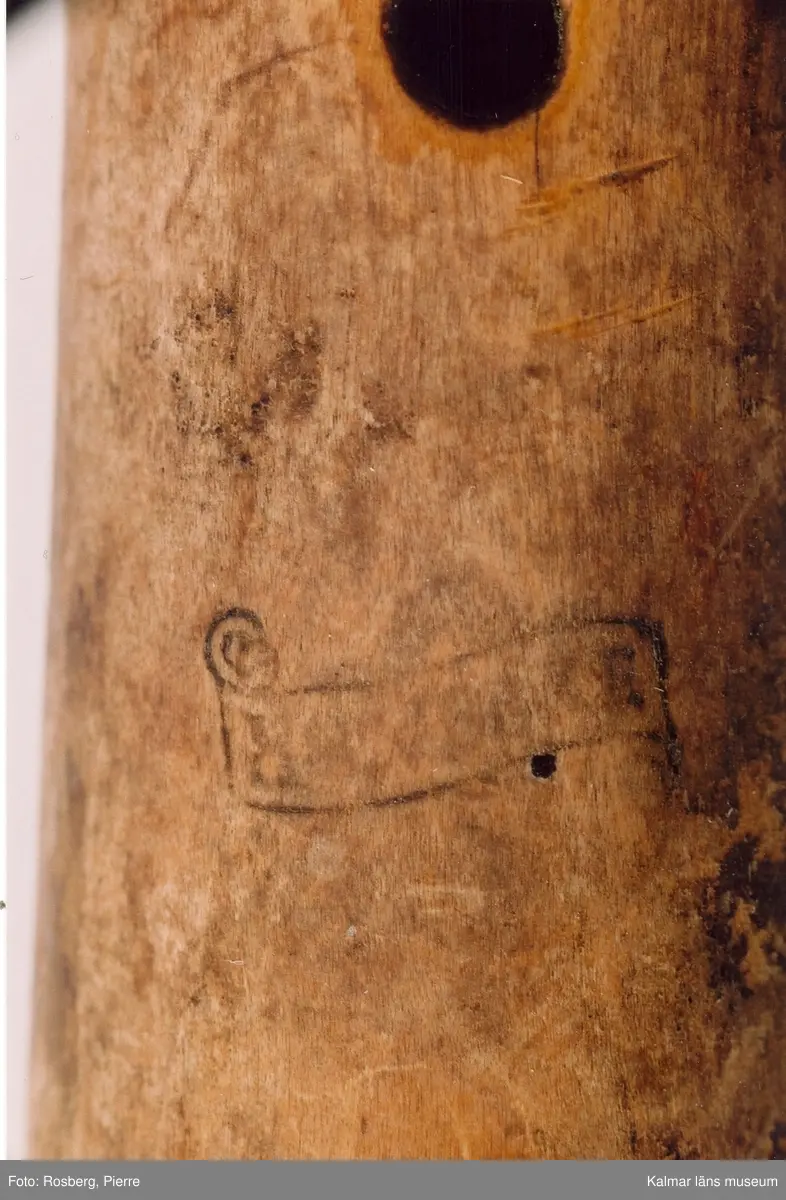 KLM 14811. Oboe, barockoboe. Av trä, metall och ben, eventuellt elfenben. Klaffar av metall, två fyrkantiga och en hjärtformad. Består av två delar, ej komplett, delar saknas. Försedd med Stålhammarska vapnet samt OFSH, majoren Otto Fredrik Stålhammars initialer. Tillverkarstämpel på båda delarna, text på språkband, otydlig text: H LVBBKE.